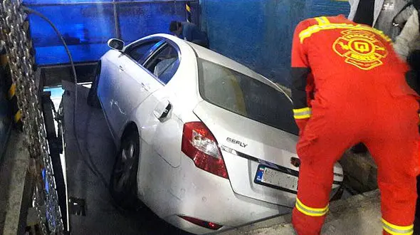 سقوط خودرو در چاله سرویس نمایندگی خدمات پس از فروش!+عکس 