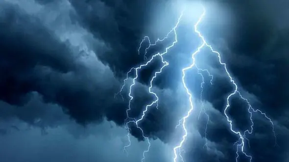 برخورد مرگبار صاعقه بر جوان موتور سوار در همدان