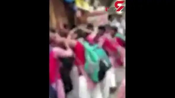 نزاع دسته جمعی دانش آموزان مدرسه دخترانه +فیلم / هند