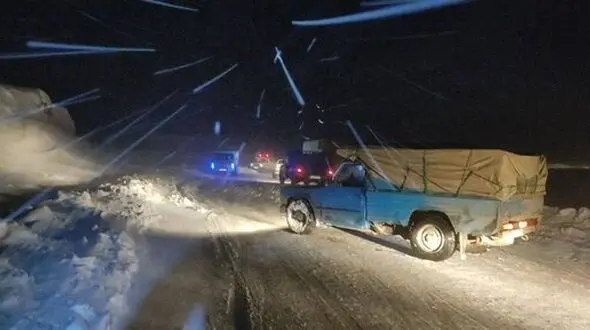 رها سازی ۲۲ خودرو گرفتار در برف و کولاک توسط هلال احمر