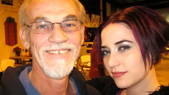 پیشنهادهای سیاه به این زن جوان به خاطر شوهرش / مردهای مسن مرا ول نمی کنند! + عکس