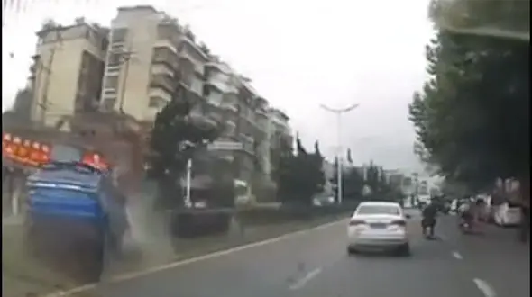 ببینید / لحظه تلخ سکته راننده پشت فرمان شاسی بلند + فیلم