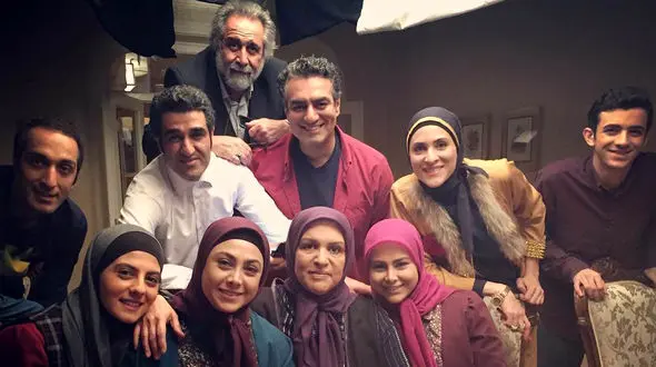 مسعود رایگان در کنار همسرش بازی می کند 