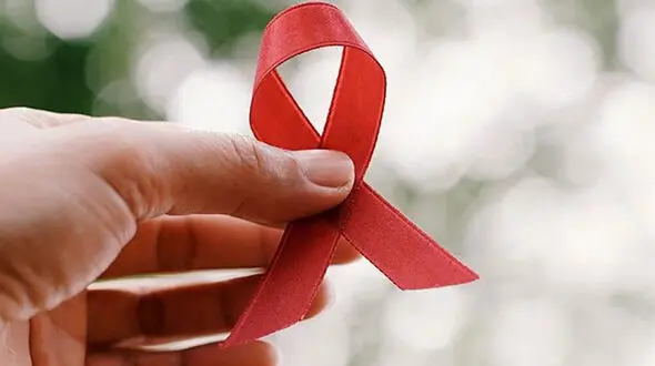 توصیه‌های تغذیه‌ای برای بیماران HIV؛ از پروتئین کافی تا پرهیز از غذاهای خام