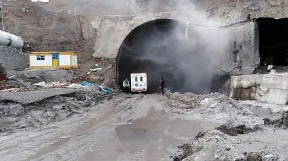 مرگ دردناک با ریزش تخت سنگ در تونل نیمه کاره ! / در آزادراه تهان به شمال رخ داد