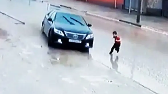 نجات معجزه‌آسای یک دختر از وسط یک خیابان در شهرکرد + فیلم 