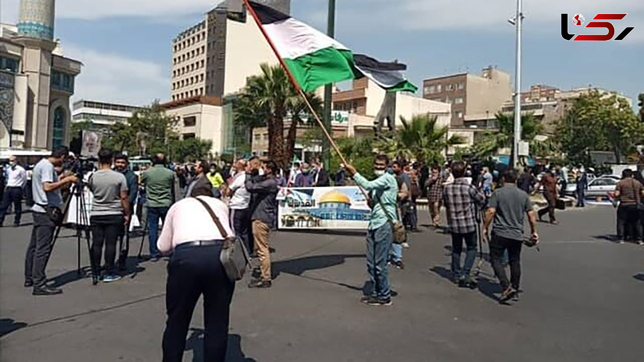 اهتزاز پرچم فلسطین در تجمع مردمی میدان فلسطین تهران