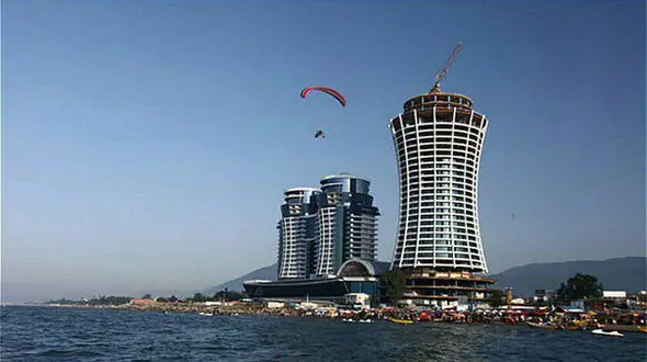 11 زن و مرد قربانی سقوط پاراگلایدر "در متل قو" شدند