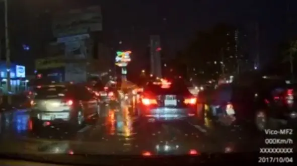 تصادف شدید موتورسیکلت که در ترافیک سنگین با سرعت می راند+ فیلم