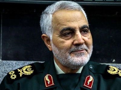 عکس سفر در زمان / «سردار سلیمانی و رهبر انقلاب» در یک نمایشگاه نظامی / دهه 80