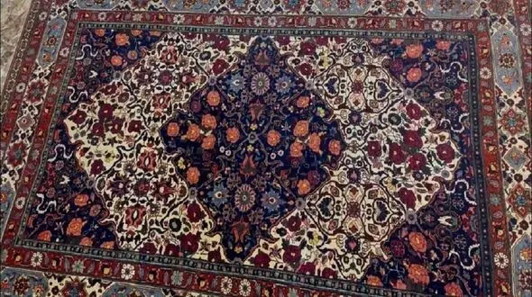 قالی نفیس دستباف ایرانی در مزایده عتیقه‌جات بغداد به فروش رسید