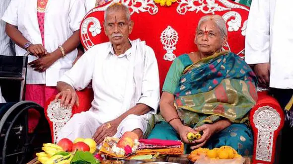 قدم نورسیده مبارک نبود ! / سکته زن و شوهر هندی که بعد از 54 سال بچه دار شدند +عکس