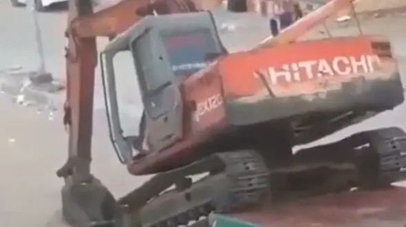 بولدوزر باعث فوران آب درون لوله شد + فیلم