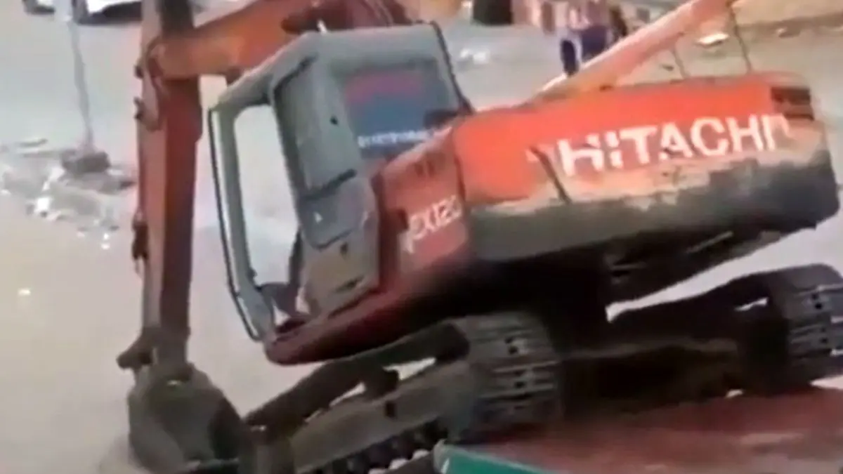 بولدوزر باعث فوران آب درون لوله شد