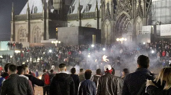 بازداشت 3 جوان به خاطر فیلمبرداری پنهانی از 3 دختر نوجوان + فیلم