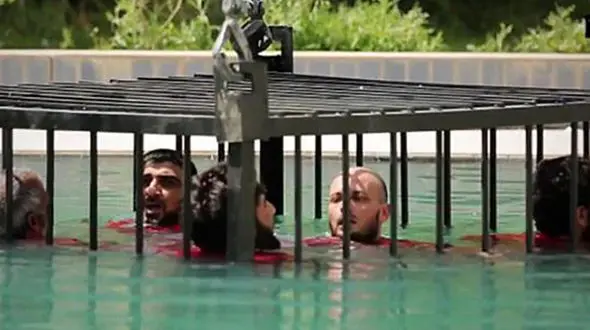 فیلم اعدام 14 مرد در قفس کوسه ها توسط داعش+تصاویر