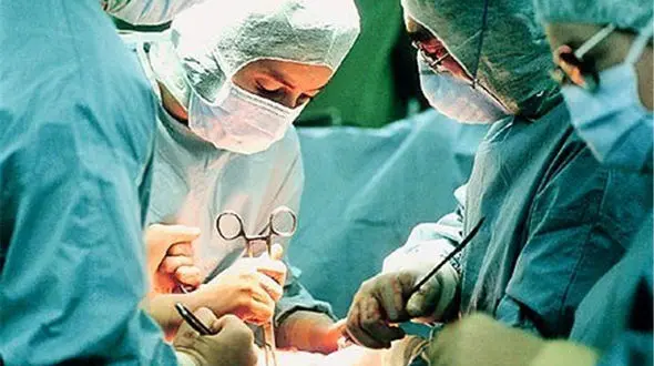 تهدید جراح ناشی به انتشار عکس های زن جوان هنگام بیهوشی/دکتر جوان توسط پلیس مشهد دستگیر شد