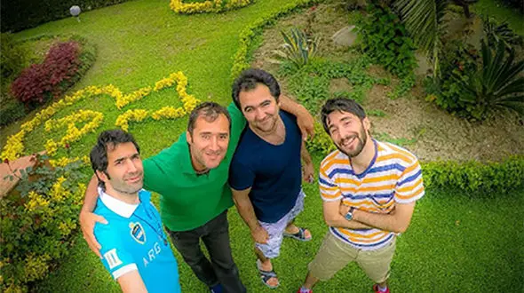 دو برادر خواننده در کنار یک برادر بازیگر +عکس