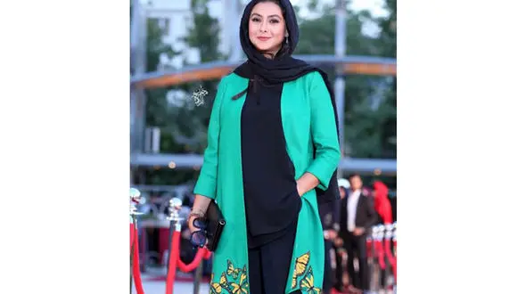 پروانه های زرد روی مانتوی سبز رنگ آزاده صمدی+عکس