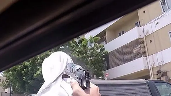 لحظه ترور مسلحانه یک افسر به دست داعش + تصاویرلحظه ترور