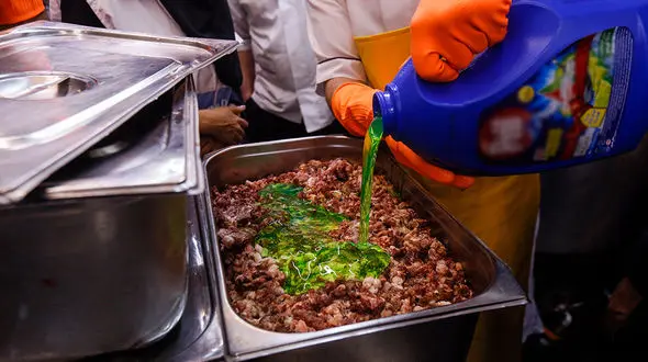 گوشت‌های فاسد کبابی سرشناس‌تجریش معدوم شد/ وجود ضایعات گوشت در کباب‌های آماده به طبخ + عکس