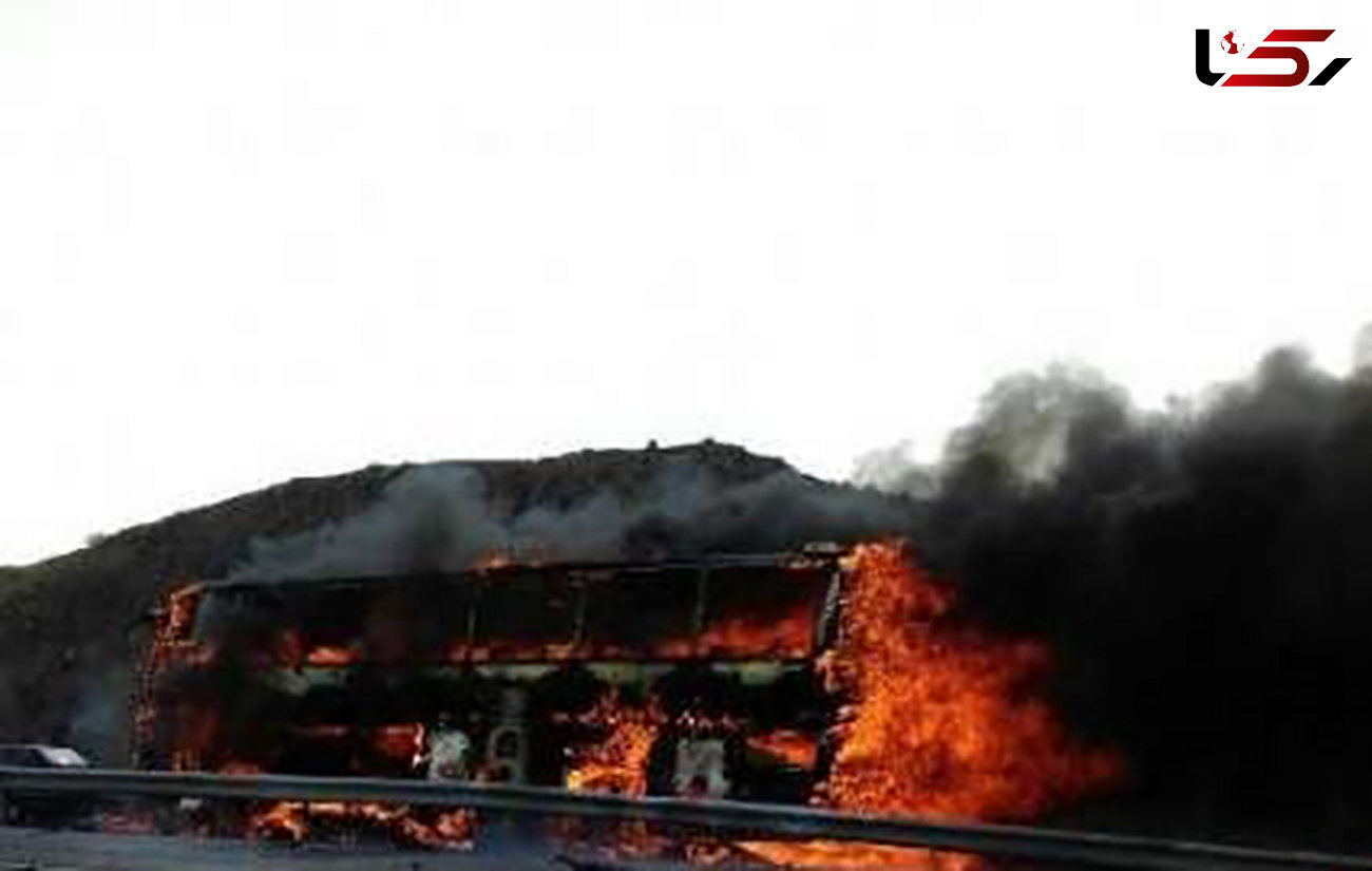 اتوبوس مسافربری با 25 سرنشین آتش گرفت