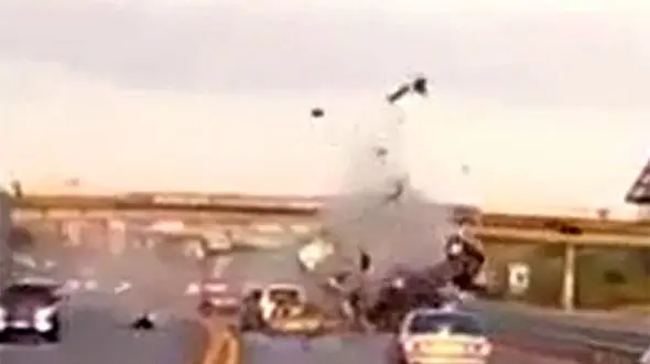 فیلم پرتاب شدن وحشتناک سرنشین یک خودرو هنگام شاخ به شاخ شدن با خودروها در اتوبان+تصاویر