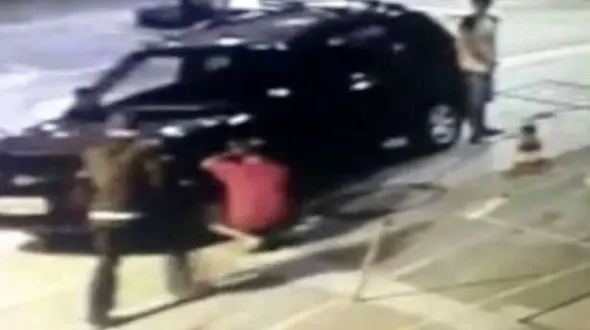 لحظه به لجظه شلیک مرگبار دو سارق به پلیس در پمپ بنزین / پسر شاهد مرگ پدر بود + فیلم