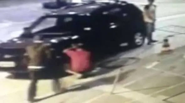 لحظه به لجظه شلیک مرگبار دو سارق به پلیس در پمپ بنزین / پسر شاهد مرگ پدر بود + فیلم