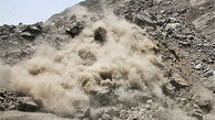 ببینید / لحظه ریزش سنگ بزرگی از کوه روی بیل مکانیکی!