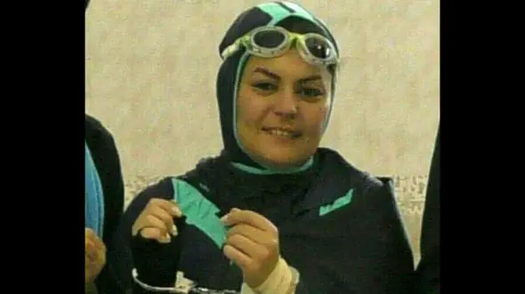 بانوی محجبه ایرانی رکورد شنا با دستان بسته را شکست 