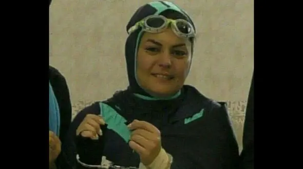 بانوی محجبه ایرانی رکورد شنا با دستان بسته را شکست 