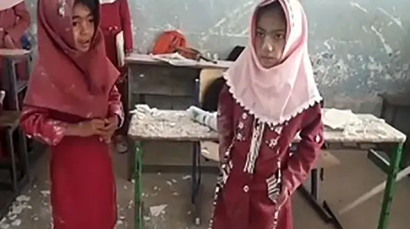 ریزش وحشتناک سقف مدرسه روی سر دختران در میناب + فیلم