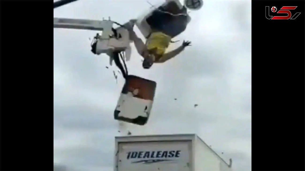 ببینید / لحظه ترسناک برخورد کامیون با یک کارگر وسط اتوبان! + فیلم دلخراش