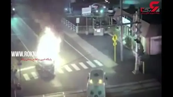 لحظه انفجار یک خودرو پشت چراغ قرمز  / مرد فداکار چه کرد؟ + فیلم / امریکا
