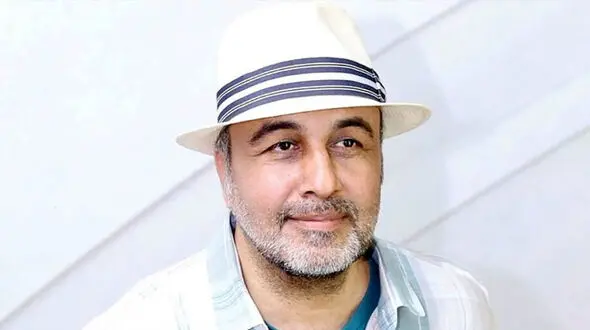 رضا عطاران و بادیگاردهایش در یک مراسم ختم 