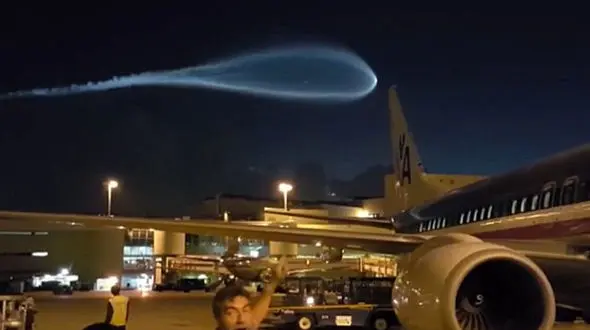 پرواز یوفو با دود آبی رنگ در آسمان+فیلم و عکس