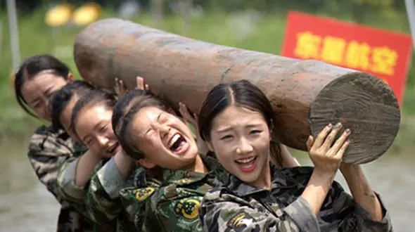 عکس / با این مهمانداران زن شوخی نکنید !