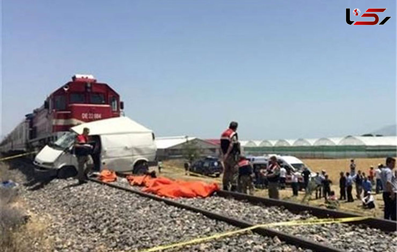 تصادف مرگبار قطار با مینی‌بوس +عکس