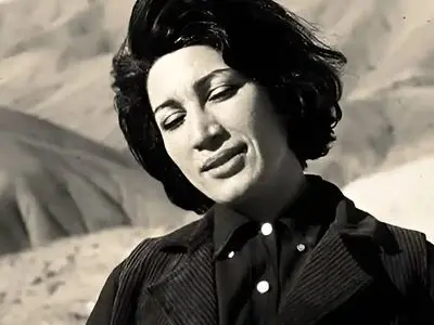 فیلم/ سوزناک‌ترین و غم‌انگیزترین شعر فروغ فرخزاد: زندگی شاید آن لحظهٔ مسدودیست که نگاه من، در نی‌نی چشمان تو خود را ویران میسازد...