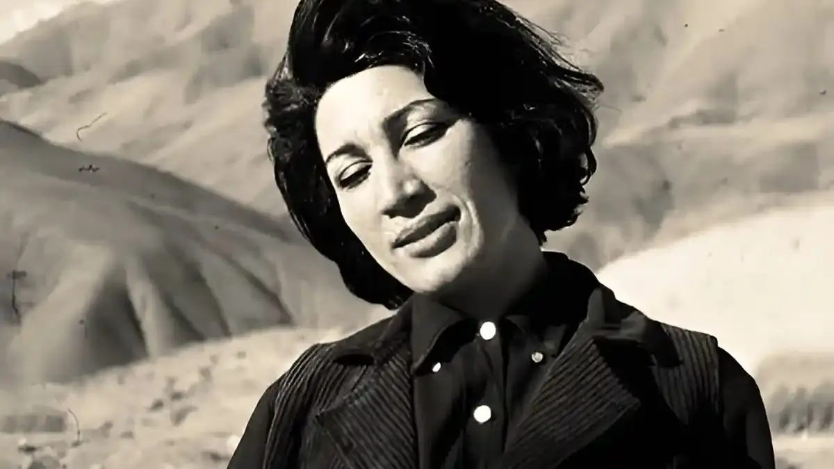 سوزناک‌ترین و غم‌انگیزترین شعر فروغ فرخزاد: زندگی شاید آن لحظهٔ مسدودیست که نگاه من، در نی‌نی چشمان تو خود را ویران میسازد...