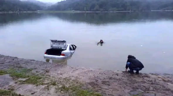 شیرجه دو کودک با سمند به وسط یک دریاچه در رشت + عکس