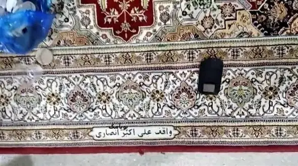 پشت پرده دستور آیت‌الله سیستانی درباره هدایای خانواده انصاری/ فرش‌های اهدایی به حرم امام حسین (ع)  اهدایی کیست ../ پس لرزه های فساد در  بانک آینده  دامن مرد نیکوکار را گرفت ...