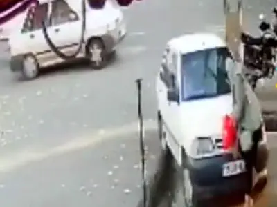 فیلم / پراید زنی را در پیاده رو درو کرد و داخل کفاشی رفت!