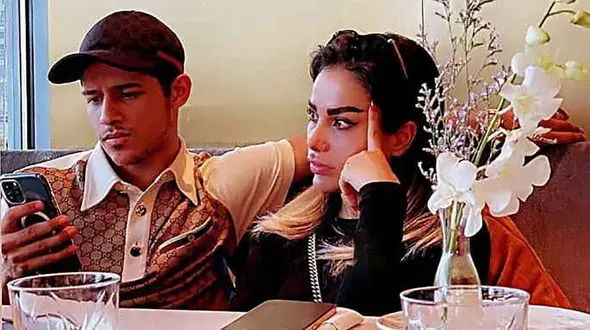 عکس مهدی قائدی و همسرش در یک رستوران 