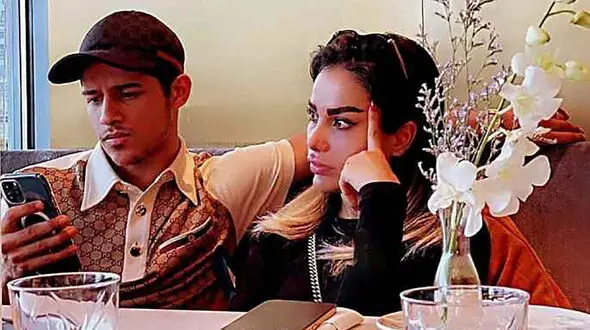 عکس مهدی قائدی و همسرش در یک رستوران 