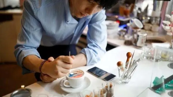 خلاقیت این جوان کره‌ای همه را شگفت‌زده کرده است / نقاشی های خارق العاده روی قهوه+‌ عکس و فیلم 