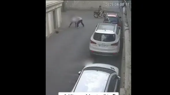 فیلم لحظه سرقت گوشی دختر جوان در کوچه خلوت ! /  دوربین‌های مداربسته صحنه را ثبت کردند