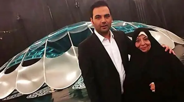 مادر احسان علیخانی: راضی نبودم احسان مجری صدا و سیما  بشه / از اینکه با سن کمش تونست به این جایگاه برسه برای من خوشحال کننده است ! 