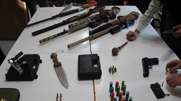 کشف 12 اسلحه جنگی و شکاری از خانه مرد اصفهانی